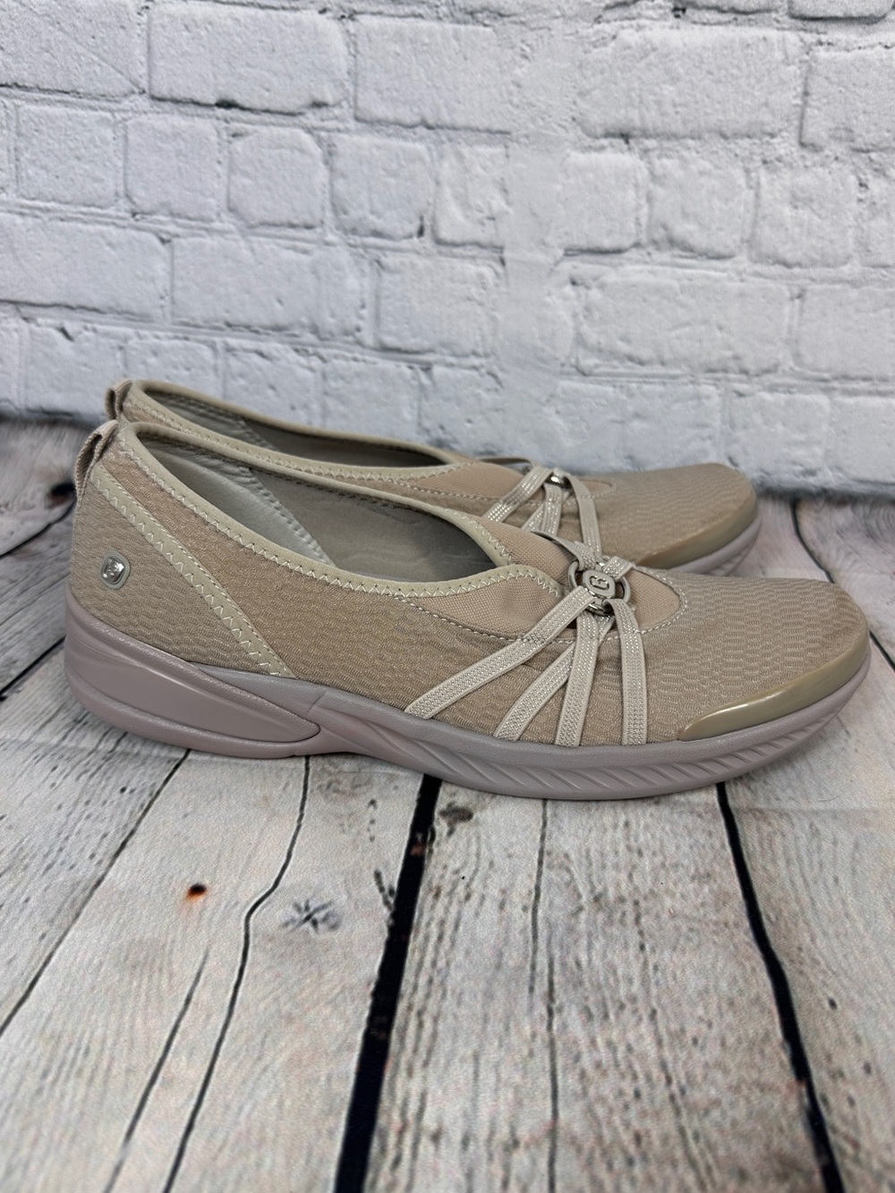 BZees Women's Niche Slip-On Flats beige mesh fabric size 9.5M